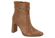 Bota Vizzano Cano Curto Com Salto Bloco Alto E Detalhe Metalizado Caramelo Bota Vizzano Cano Curto Com Salto Bloco Alto E Detalhe Metalizado Caramelo
