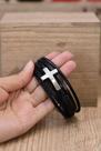 Bracelete de 21 cm Aço e Couro com Cruz e Detalhe Trançado Bracelete de 21 cm Aço e Couro com Cruz e Detalhe Trançado