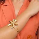 Bracelete Feminino Duplo com Flor Tropical Banhado a Ouro 18k, Adequado para Uso Diário
