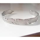 Bracelete lindo em aço inox dourado e prateado desenho de pena com estilo boho chic