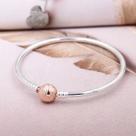 Bracelete Rígido em Banho Prata com Fecho Rose para Berloques