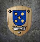 Brasão da família Macedo na madeira