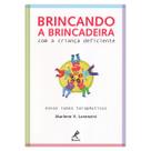 Brincando a brincadeira com a crianca deficiente