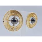 Brinco argola com circulo banhado a ouro 18k com detalhe banhado a rhodium negro