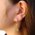 Brinco Argola Fechada com Zircônia e Medalhinhas Escritas Softjoias Folheado em Ouro 18K