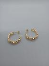 Brinco argola redondo com pedras de zircônia, banhado a ouro 18k.