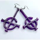 Brinco Banda Ghost BC Roxo em Resina: Adicione um Toque Misterioso e Vibrante ao seu Visual!
