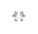 Brinco Borboleta com Pérola em Pêndulo Banhado a Ródio Branco - 2 cm x 0,9 cm Brinco Borboleta com Pérola em Pêndulo Banhado a Ródio Branco - 2 cm x 0,9 cm
