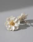 Brinco Camélia Flor Esmaltada Off-White Pino Prata s925