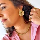 Brinco círculo ondulado detalhe mini esferas banhado a ouro 18k