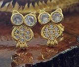 Brinco coruja com detalhes em strass 2 cm