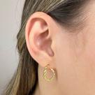 Brinco Curvado com Micro Zircônias Banhado em Ouro 18k