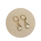 Brinco De Argola Com Perola De Gota Folheado A Ouro