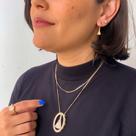 Brinco de argola fechada pingente nossa senhora banhada a ouro 18k Brinco de argola fechada pingente nossa senhora banhada a ouro 18k