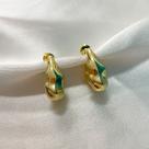 Brinco de argola triangular orgânica banhado a ouro 18k
