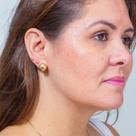 Brinco de bolinha grande lisa folheado a ouro 18k