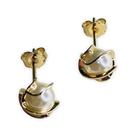 Brinco de Pérola com Enfeite Dourado Folheado 18K
