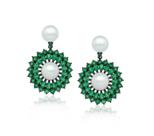 Brinco de Pérola em Pêndulo com Cravação Lateral de Esmeralda - 4,3 cm x 2,8 cm