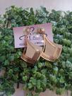 Brinco Dourado com detalhes amadeirado Brinco Dourado com detalhes amadeirado