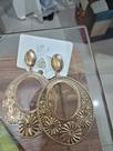 Brinco dourado, redondo ,feminino