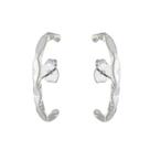 Brinco ear hook com design ondulado Juliette folheado em ródio branco