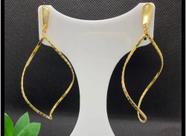 Brinco em bijoteria dourado super estilo
