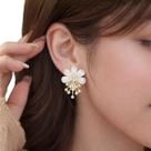 Brinco Feminino Flor com Pérolas Delicado Elegante Luxo Fest -