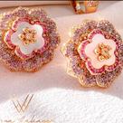 Brinco flor com microzirconias lilás e rosa e madrepérola ana walcacer semijoias.