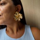 Brinco Flor Metal Leve Martelado Cor:Dourado