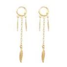 Brinco Folheado a Ouro Argolinha Com 3 Penas Estampadas 1 Corrente. D440
