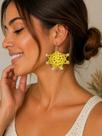 Brinco leque crochê amarelo e pérolas
