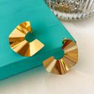 Brinco leque ondulado banhado a ouro 18k Brinco leque ondulado banhado a ouro 18k