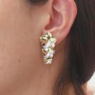 Brinco Martelado Com 3 Flores Folheado A Ouro