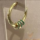 Brinco meia argola dourada detalhes círculos com zircônia verde esmeralda ana walcacer semijoias.