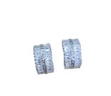Brinco meia argola em prata 925 com zircônias retangulares Brinco meia argola em prata 925 com zircônias retangulares
