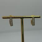 Brinco Meia Argola Retangular Cravejado com Detalhe Liso na Parte Inferior Banhado a Ouro