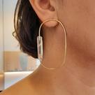 Brinco oval com cristal de quartzo