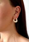 Brinco oval com zircônia banhado a ouro