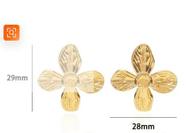 Brinco Pino Aço Inox Flor Grande Banhado Ouro Texturizado 18k
