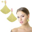 Brinco PRI Style Folheado A Ouro 18K Antialérgico Com Pedra Acrílica E Adereço Em Forma De Leque Brinco PRI Style Folheado A Ouro 18K Antialérgico Com Pedra Acrílica E Adereço Em Forma De Leque
