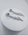 Brinco raio cravejado com micro zircônia banhado a rhodium Brinco raio cravejado com micro zircônia banhado a rhodium