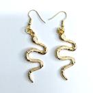 Brinco Serpente Dourado: O acessório que vai fazer você se sentir confiante e poderosa Brinco Serpente Dourado: O acessório que vai fazer você se sentir confiante e poderosa