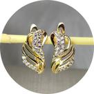 Brinco tranqueta zircônias S cravejado banhado a ouro 18k
