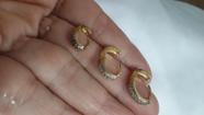 brinco trio de argolas com detalhe em pedra zirconia folheado a ouro