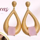 Brincos Dondocas - Dourado com pedra colorida Cor:Rosa Bebê