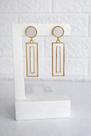 Brincos folheados a ouro com detalhes em acrilico cor:Folheado com detalhe branco Brincos folheados a ouro com detalhes em acrilico cor:Folheado com detalhe branco