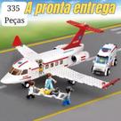 Brinquedo Blocos De Montar Avião De Ambulância com 335 Peças Resgate Aereo (com 4 personagens)