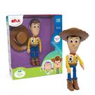 Brinquedo Boneco Articulado Woody Toy Story Com som, 26cm em Plástico Vinil + Acessórios Elka - 1134 Brinquedo Boneco Articulado Woody Toy Story Com som, 26cm em Plástico Vinil + Acessórios Elka - 1134