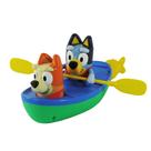 Brinquedo de banho TOMY Toomies Bluey Pull and Go Canoe com Bingo 18m+