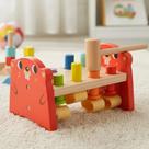 Brinquedo Infantil Bate Bate de Madeira Educativo Tooky Toy com Pinos Coloridos e Martelo
